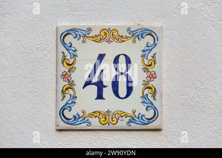 Vieille maison patinée numéro 48, carrelage sur mur Banque D'Images