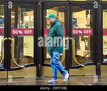 Glasgow, Écosse, Royaume-Uni. 23 décembre 2023. Shopping de Noël sur la capitale du shopping de l'écosse, buchanan Street, le style Mile ou Golden Z. Credit Gerard Ferry / Alamy Live News Banque D'Images