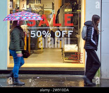 Glasgow, Écosse, Royaume-Uni. 23 décembre 2023. Shopping de Noël sur la capitale du shopping de l'écosse, buchanan Street, le style Mile ou Golden Z. Credit Gerard Ferry / Alamy Live News Banque D'Images