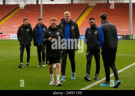 Les joueurs de Bristol Rovers inspectent le terrain avant le match de Sky Bet League 1 Blackpool vs Bristol Rovers à Bloomfield Road, Blackpool, Royaume-Uni, le 23 décembre 2023 (photo de Steve Flynn/News Images) Banque D'Images