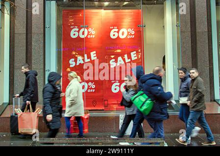 Glasgow, Écosse, Royaume-Uni. 23 décembre 2023. Shopping de Noël sur la capitale du shopping de l'écosse, buchanan Street, le style Mile ou Golden Z. Credit Gerard Ferry / Alamy Live News Banque D'Images