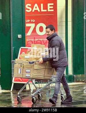 Glasgow, Écosse, Royaume-Uni. 23 décembre 2023. Shopping de Noël sur la capitale du shopping de l'écosse, buchanan Street, le style Mile ou Golden Z. Credit Gerard Ferry / Alamy Live News Banque D'Images