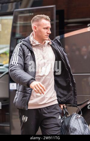 Londres, Royaume-Uni. 23 décembre 2023. Bernd Leno de Fulham arrive avant le match de Premier League entre Fulham et Burnley à Craven Cottage, Londres, Angleterre, le 23 décembre 2023. Photo de Grant Winter. Usage éditorial uniquement, licence requise pour un usage commercial. Aucune utilisation dans les Paris, les jeux ou les publications d'un seul club/ligue/joueur. Crédit : UK Sports pics Ltd/Alamy Live News Banque D'Images