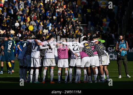 Frosinone, Italie. 23 décembre 2023. Les joueurs de la Juventus célèbrent à la fin du match de football Serie A entre Frosinone Calcio et Juventus FC au stade Benito Stirpe à Frosinone (Italie), le 23 décembre 2023. Crédit : Insidefoto di andrea staccioli/Alamy Live News Banque D'Images