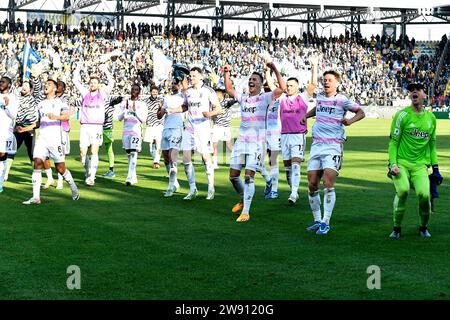 Frosinone, Italie. 23 décembre 2023. Les joueurs de la Juventus célèbrent à la fin du match de football Serie A entre Frosinone Calcio et Juventus FC au stade Benito Stirpe à Frosinone (Italie), le 23 décembre 2023. Crédit : Insidefoto di andrea staccioli/Alamy Live News Banque D'Images