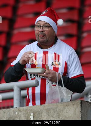 Sunderland, Royaume-Uni. 23 décembre 2023. Un fan de Sunderland porte un chapeau Santa Clause lors du match du championnat Sky Bet entre Sunderland et Coventry City au Stadium of Light, Sunderland le samedi 23 décembre 2023. (Photo : Michael Driver | MI News) crédit : MI News & Sport / Alamy Live News Banque D'Images