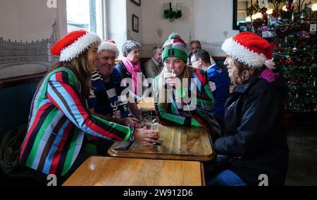 Les fans des Harlequins profitent d'une pinte d'avant le match avant le Gallagher Premiership Match au Recreation Ground, Bath. Date de la photo : Samedi 23 décembre 2023. Banque D'Images