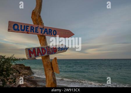 Un panneau de direction dans le village de cabo pulmo du parc marin baja california sur mexico Banque D'Images