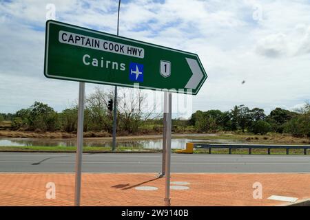 Cairns, Australie. 21 décembre 2023. Des sections de la Captain Cook Highway au nord de Cairns montrent encore des signes des inondations majeures qui ont inondé la région les 17 et 18 décembre. 21 décembre 2023 à Cairns, Australie. De telles inondations majeures à Cairns ne sont pas connues dans l'histoire. (Photo de Joshua Prieto/Sipa USA) crédit : SIPA USA/Alamy Live News Banque D'Images