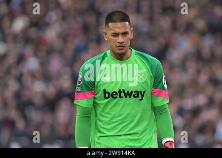 Londres, Royaume-Uni. 23 décembre 2023. Lukasz Fabianski West Ham Utd Goalkeeper donne un clin d'œil aux supporters lors du match de Premier League West Ham vs Manchester United au London Stadium Stratford. Crédit : MARTIN DALTON/Alamy Live News Banque D'Images