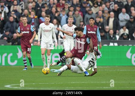 Londres, Royaume-Uni. 23 décembre 2023. Lucas Paqueta de West Ham Utd dans un affrontement avec Aaron WAN-Bissaka de Manchester United lors du match de Premier League West Ham vs Manchester United au London Stadium Stratford. Crédit : MARTIN DALTON/Alamy Live News Banque D'Images