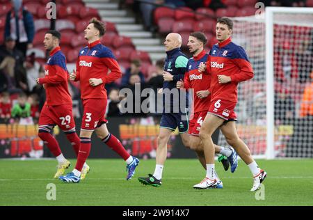 Middlesbrough, Royaume-Uni. 23 décembre 2023. Les joueurs de Middlesbrough se réchauffent avant le match du championnat Sky Bet Middlesbrough vs West Bromwich Albion au Riverside Stadium, Middlesbrough, Royaume-Uni, le 23 décembre 2023 (photo de Nigel Roddis/News Images) à Middlesbrough, Royaume-Uni le 12/23/2023. (Photo Nigel Roddis/News Images/Sipa USA) crédit : SIPA USA/Alamy Live News Banque D'Images