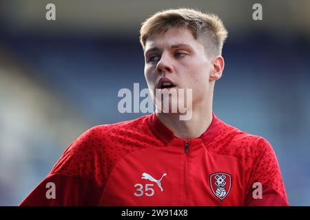 Leicester, Royaume-Uni. 23 décembre 2023. Ciaran McGuckin de Rotherham United se réchauffe avant le match du championnat Sky Bet entre Leicester City et Rotherham United au King Power Stadium, Leicester, le samedi 23 décembre 2023. Crédit : MI News & Sport / Alamy Live News Banque D'Images