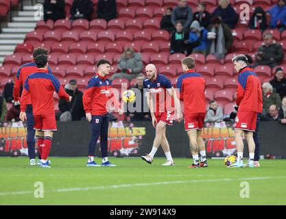 Middlesbrough, Royaume-Uni. 23 décembre 2023. Les joueurs de Middlesbrough se réchauffent avant le match du championnat Sky Bet Middlesbrough vs West Bromwich Albion au Riverside Stadium, Middlesbrough, Royaume-Uni, le 23 décembre 2023 (photo de Nigel Roddis/News Images) à Middlesbrough, Royaume-Uni le 12/23/2023. (Photo Nigel Roddis/News Images/Sipa USA) crédit : SIPA USA/Alamy Live News Banque D'Images