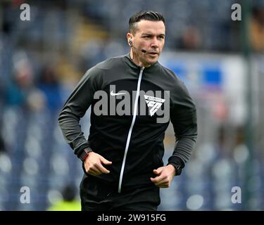 Blackburn, Royaume-Uni. 23 décembre 2023. L'arbitre Dean Whitestone se réchauffe avant le match, lors du Sky Bet Championship Match Blackburn Rovers vs Watford à Ewood Park, Blackburn, Royaume-Uni, le 23 décembre 2023 (photo de Cody Froggatt/News Images) à Blackburn, Royaume-Uni le 12/23/2023. (Photo de Cody Froggatt/News Images/Sipa USA) crédit : SIPA USA/Alamy Live News Banque D'Images