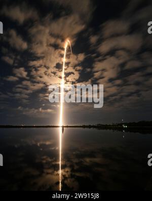 Cape Canaveral, Floride, États-Unis. 23 décembre 2023. Une fusée SpaceX Falcon 9 lance 22 satellites Starlink depuis le Launch Complex 40 à 9 h 12:33 depuis la Station spatiale Cape Canaveral, en Floride, le vendredi 23 décembre 2023. Photo de Joe Marino/UPI crédit : UPI/Alamy Live News Banque D'Images