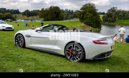Aston Martin Vanquish volante V12 2015, exposée au salon privé Concours d’Elégance qui se tient au Palais de Blenheim. Banque D'Images