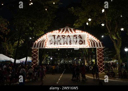 Manille, Philippines. 23 décembre 2023. Les messes publiques sont autorisées à entrer dans le parc du palais de Malacanang pendant la saison de Noël. Surnommée « Tara sa Palasyo », est une célébration jubilatoire avec des manèges de carnaval, des jeux engageants et une cuisine délicieuse, créant une atmosphère de joie et de camaraderie pendant la saison des Yuletide. (Image de crédit : © Sherbien Dacalanio/Alamy Live News) Banque D'Images