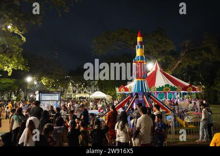 Manille, Philippines. 23 décembre 2023. Les messes publiques sont autorisées à entrer dans le parc du palais de Malacanang pendant la saison de Noël. Surnommée « Tara sa Palasyo », est une célébration jubilatoire avec des manèges de carnaval, des jeux engageants et une cuisine délicieuse, créant une atmosphère de joie et de camaraderie pendant la saison des Yuletide. (Image de crédit : © Sherbien Dacalanio/Alamy Live News) Banque D'Images