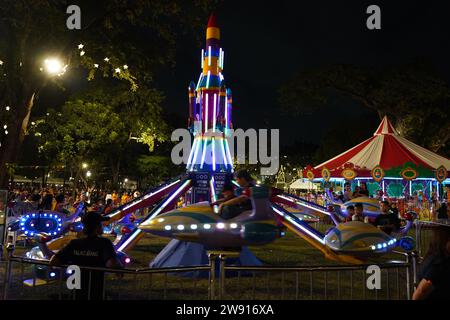 Manille, Philippines. 23 décembre 2023. Les messes publiques sont autorisées à entrer dans le parc du palais de Malacanang pendant la saison de Noël. Surnommée « Tara sa Palasyo », est une célébration jubilatoire avec des manèges de carnaval, des jeux engageants et une cuisine délicieuse, créant une atmosphère de joie et de camaraderie pendant la saison des Yuletide. (Image de crédit : © Sherbien Dacalanio/Alamy Live News) Banque D'Images