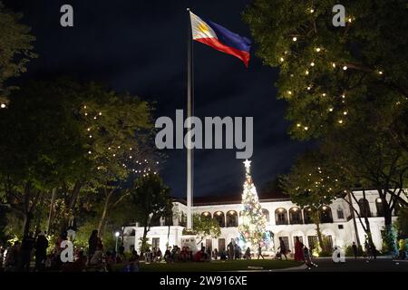 Manille, Philippines. 23 décembre 2023. Un arbre de Noël géant est la pièce maîtresse de l'attraction à l'intérieur du palais de Malacanang où le public est autorisé à entrer pendant les festivités de Noël. Surnommée « Tara sa Palasyo », est une célébration jubilatoire avec des manèges de carnaval, des jeux engageants et une cuisine délicieuse, créant une atmosphère de joie et de camaraderie pendant la saison des Yuletide. (Image de crédit : © Sherbien Dacalanio/Alamy Live News) Banque D'Images