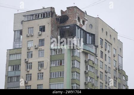 Kiev, Ukraine. 22 décembre 2023. Une vue montre un immeuble d'appartements endommagé lors d'une frappe de drone russe à Kiev. Au moins deux personnes ont été blessées après qu'une attaque de drone russe ait frappé un immeuble résidentiel à Kiev, pour la troisième fois. Un drone russe de type « Shahed » a frappé un immeuble résidentiel dans la capitale ukrainienne. (Image de crédit : © Oleksii Chumachenko/SOPA Images via ZUMA Press Wire) USAGE ÉDITORIAL SEULEMENT! Non destiné à UN USAGE commercial ! Crédit : ZUMA Press, Inc./Alamy Live News Banque D'Images