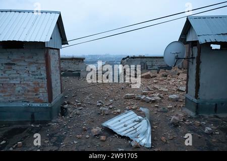 Kiev, Ukraine. 22 décembre 2023. Vue des dommages observés sur le site d'une attaque de drone sur un immeuble résidentiel à Kiev. Au moins deux personnes ont été blessées après qu'une attaque de drone russe ait frappé un immeuble résidentiel à Kiev, pour la troisième fois. Un drone russe de type « Shahed » a frappé un immeuble résidentiel dans la capitale ukrainienne. (Image de crédit : © Oleksii Chumachenko/SOPA Images via ZUMA Press Wire) USAGE ÉDITORIAL SEULEMENT! Non destiné à UN USAGE commercial ! Crédit : ZUMA Press, Inc./Alamy Live News Banque D'Images