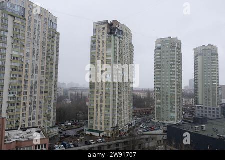 Kiev, Ukraine. 22 décembre 2023. Vue d’un immeuble résidentiel (C) endommagé lors d’une frappe de drone à Kiev. Au moins deux personnes ont été blessées après qu'une attaque de drone russe ait frappé un immeuble résidentiel à Kiev, pour la troisième fois. Un drone russe de type « Shahed » a frappé un immeuble résidentiel dans la capitale ukrainienne. (Image de crédit : © Oleksii Chumachenko/SOPA Images via ZUMA Press Wire) USAGE ÉDITORIAL SEULEMENT! Non destiné à UN USAGE commercial ! Crédit : ZUMA Press, Inc./Alamy Live News Banque D'Images