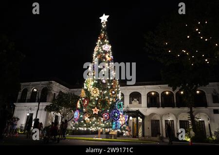 Manille, Philippines. 23 décembre 2023. Un arbre de Noël géant est la pièce maîtresse de l'attraction à l'intérieur du palais de Malacanang où le public est autorisé à entrer pendant les festivités de Noël. Surnommée « Tara sa Palasyo », est une célébration jubilatoire avec des manèges de carnaval, des jeux engageants et une cuisine délicieuse, créant une atmosphère de joie et de camaraderie pendant la saison des Yuletide. (Image de crédit : © Sherbien Dacalanio/Alamy Live News) Banque D'Images