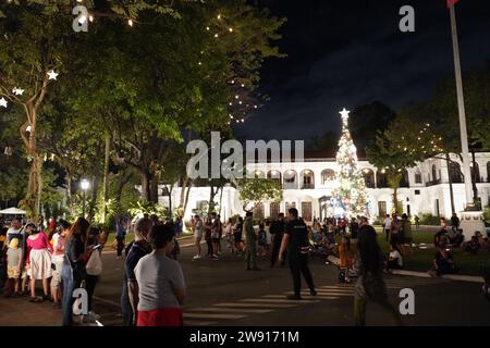 Manille, Philippines. 23 décembre 2023. Un arbre de Noël géant est la pièce maîtresse de l'attraction à l'intérieur du palais de Malacanang où le public est autorisé à entrer pendant les festivités de Noël. Surnommée « Tara sa Palasyo », est une célébration jubilatoire avec des manèges de carnaval, des jeux engageants et une cuisine délicieuse, créant une atmosphère de joie et de camaraderie pendant la saison des Yuletide. (Image de crédit : © Sherbien Dacalanio/Alamy Live News) Banque D'Images