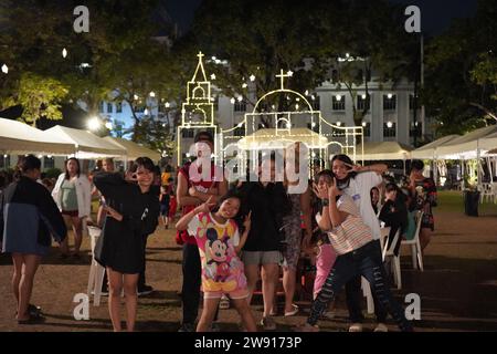 Manille, Philippines. 23 décembre 2023. Les messes publiques sont autorisées à entrer dans le parc du palais de Malacanang pendant la saison de Noël. Surnommée « Tara sa Palasyo », est une célébration jubilatoire avec des manèges de carnaval, des jeux engageants et une cuisine délicieuse, créant une atmosphère de joie et de camaraderie pendant la saison des Yuletide. (Image de crédit : © Sherbien Dacalanio/Alamy Live News) Banque D'Images