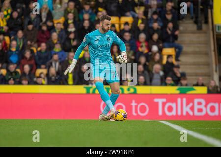 Le gardien de but de Norwich City Angus Gunn sur le ballon lors du match de championnat Sky Bet entre Norwich City et Huddersfield Town à Carrow Road, Norwich le samedi 23 décembre 2023. (Photo : David Watts | MI News) crédit : MI News & Sport / Alamy Live News Banque D'Images