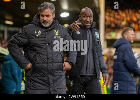 L'entraîneur-chef de Norwich City David Wagner serrant la main avec le Manager de Huddersfield Darren Moore avant le match du championnat Sky Bet entre Norwich City et Huddersfield Town à Carrow Road, Norwich le samedi 23 décembre 2023. (Photo : David Watts | MI News) crédit : MI News & Sport / Alamy Live News Banque D'Images