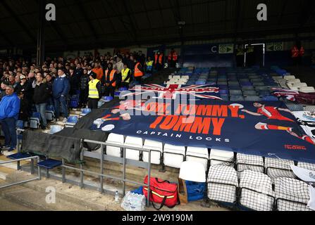 Les fans de Luton Town affichent des bannières de soutien à Tom Lockyer lors du match de Premier League à Kenilworth Road, Luton. Date de la photo : Samedi 23 décembre 2023. Banque D'Images