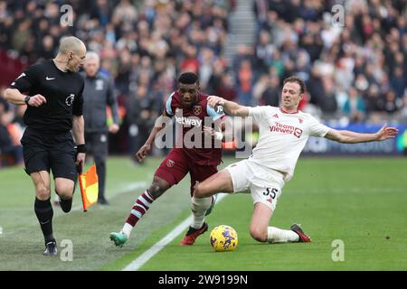 Londres, Royaume-Uni. 23 décembre 2023. Mohammed Kudus de West Ham United et Jonny Evans de Manchester United s'affrontent pour le match de Premier League entre West Ham United et Manchester United au London Stadium, Queen Elizabeth Olympic Park, Londres, Angleterre le 23 décembre 2023. Photo de Joshua Smith. Usage éditorial uniquement, licence requise pour un usage commercial. Aucune utilisation dans les Paris, les jeux ou les publications d'un seul club/ligue/joueur. Crédit : UK Sports pics Ltd/Alamy Live News Banque D'Images