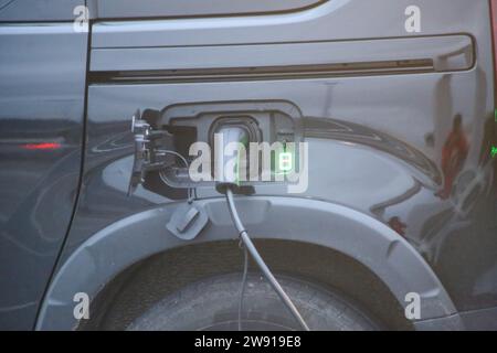 Paredes, Espagne, le 19 décembre 2023 : le tuyau de recharge dans un véhicule pendant ANFAC rapporte que plus de 25% des points de recharge pour les voitures électriques ne fonctionnent pas, le 19 décembre 2023, à Paredes, en Espagne. (Photo Alberto Brevers / Pacific Press/Sipa USA) Banque D'Images
