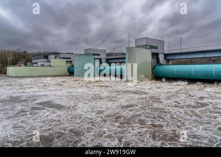 Hochwasser an der Ruhr, nach tagelangen, starken Regenfällen führt die Ruhr Hochwasser, Warnstufe 2 von 3, hier das Stauwehr am Baldeneysee, Essen, NRW, Deutschland, Hochwasser Ruhr *** les hautes eaux de la Ruhr, après plusieurs jours de fortes précipitations, inondation de la Ruhr, niveau d'alerte 2 de 3, ici, le déversoir au lac Baldeney, Essen, NRW, Allemagne, inondations de la Ruhr Banque D'Images