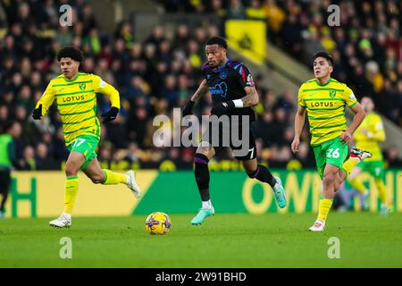 Delano Burgzorg de Huddersfield Town se sépare de Gabriel Sara de Norwich City (à gauche) et Marcelino Nunez de Norwich City (à droite) lors du Sky Bet Championship Match à Carrow Road, Norwich. Date de la photo : Samedi 23 décembre 2023. Banque D'Images