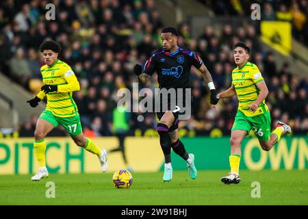 Delano Burgzorg de Huddersfield Town se sépare de Gabriel Sara de Norwich City (à gauche) et Marcelino Nunez de Norwich City (à droite) lors du Sky Bet Championship Match à Carrow Road, Norwich. Date de la photo : Samedi 23 décembre 2023. Banque D'Images