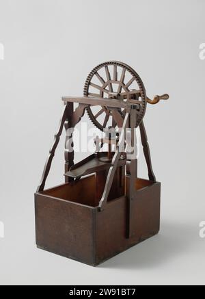 Modèle d'une vis d'Archimède, anonyme, c. 1780 - c. 1808 modèle de démonstration modèle de travail d'un moulin à mortier La tarière est placée verticalement dans un conteneur en bois et est entraînée avec un déplacement sur route avec une manivelle. L'eau travaillée coule sur une lèvre courte et retourne dans le récipient. Pays-Bas (éventuellement) bois (matériel végétal). laiton (alliage). fer (métal) Banque D'Images