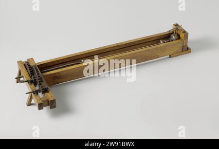 Modèle d'un appareil pour tester la résistance de la corde, anonyme, c. 1800 - c. 1858 modèle de démonstration modèle d'un dispositif pour essayer la résistance de la corde, incomplet : le panneau de sol et diverses pièces sont manquants. Il se compose d'un cadre avec une aiguille d'un côté (rapport 12.25/1) avec une extrémité à vis, une pompe hydraulique de l'autre. La corde est louée entre les deux tendus et à l'aiguille. La pompe est un cylindre avec piston et une sortie sur le dessus. En plus de l'échappement, un levier est monté sur un support. Les résidus de colle montrent que le même type de support a été sur l'autre côté du Cy Banque D'Images