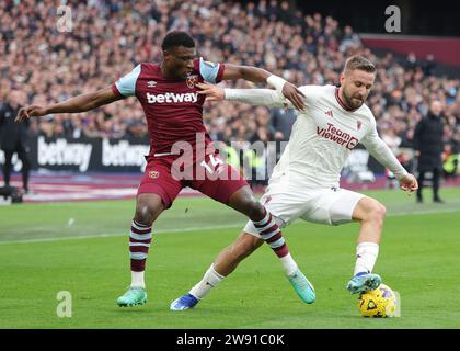 Londres, Royaume-Uni. 23 décembre 2023. Mohammed Kudus de West Ham United et Luke Shaw de Manchester United défient le ballon lors du match de Premier League au London Stadium. Le crédit photo devrait se lire : Paul Terry/Sportimage crédit : Sportimage Ltd/Alamy Live News Banque D'Images