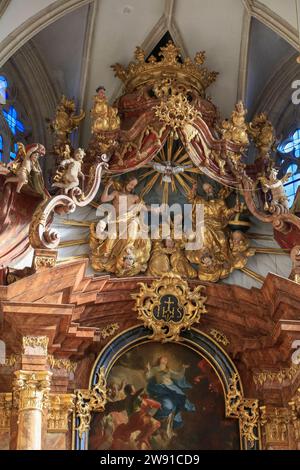 Barocker Hochaltar mit Hochaltarbild Himmelfahrt Mariä von Martin Johann Schmidt, Piaristenkirche oder Kremser Frauenbergkirche, Altstadt Krems an der Donau, Niederösterreich, Österreich *** autel baroque avec retable supérieur Assomption de la Vierge Marie par Martin Johann Schmidt, Église Piariste ou Kremser Frauenbergkirche, Vieille ville de Krems an der Donau, Basse-Autriche, Autriche Banque D'Images