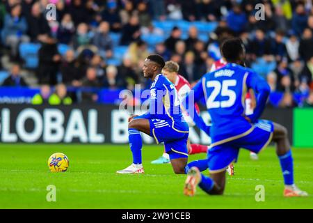 Leicester, Royaume-Uni. 23 décembre 2023. Le joueur s'agenouille au coup d'envoi lors du match de championnat Sky Bet entre Leicester City et Rotherham United au King Power Stadium, Leicester le samedi 23 décembre 2023. Crédit : MI News & Sport / Alamy Live News Banque D'Images