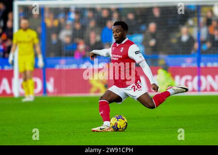 Leicester, Royaume-Uni. 23 décembre 2023. r28 croise le ballon lors du Sky Bet Championship match entre Leicester City et Rotherham United au King Power Stadium, Leicester le samedi 23 décembre 2023. Crédit : MI News & Sport / Alamy Live News Banque D'Images