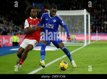 Dexter Lembikisa de Rotherham United (à gauche) et Stephy Mavididi de Leicester City se battent pour le ballon lors du Sky Bet Championship Match au King Power Stadium de Leicester. Date de la photo : Samedi 23 décembre 2023. Banque D'Images