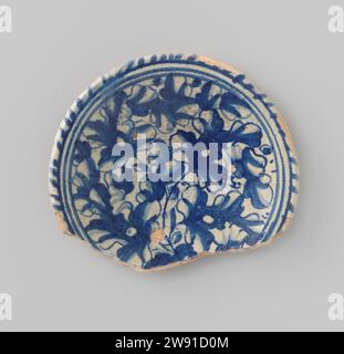 Plat, peint en bleu avec des feuilles., Anonyme, c. 1590 - c. 1620 plat rond de majolique peinte en bleu, décoré avec des feuilles bleues. Faïence néerlandaise. majolique de glaçure d'étain Banque D'Images