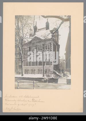 Vue de l'Oude Spinhuis sur l'Oudezijds Achterburgwal à Amsterdam, en hiver, Anonyme, 1900 - 1920 photographie Amsterdam support photographique. carton gélatine argentique impression architecture civique ; édifices ; habitations. Façade (de maison ou de bâtiment) filature House Banque D'Images