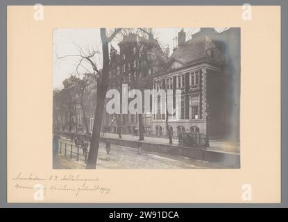 Vue de la Frozen Oudezijds Achterburgwal avec le vieux Spinhuis à Amsterdam, Anonyme, 1900 - 1920 photographie Amsterdam support photographique. carton gélatine argentique impression architecture civique ; édifices ; habitations. canaux, eaux (en ville). rue (+ ville(-scape) avec des chiffres, staffage) maison de filature Banque D'Images