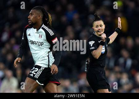 L'arbitre Rebecca Welch (à droite) dans le rôle d'Alex Iwobi de Fulham lors du match de Premier League à Craven Cottage, Londres. Date de la photo : Samedi 23 décembre 2023. Banque D'Images